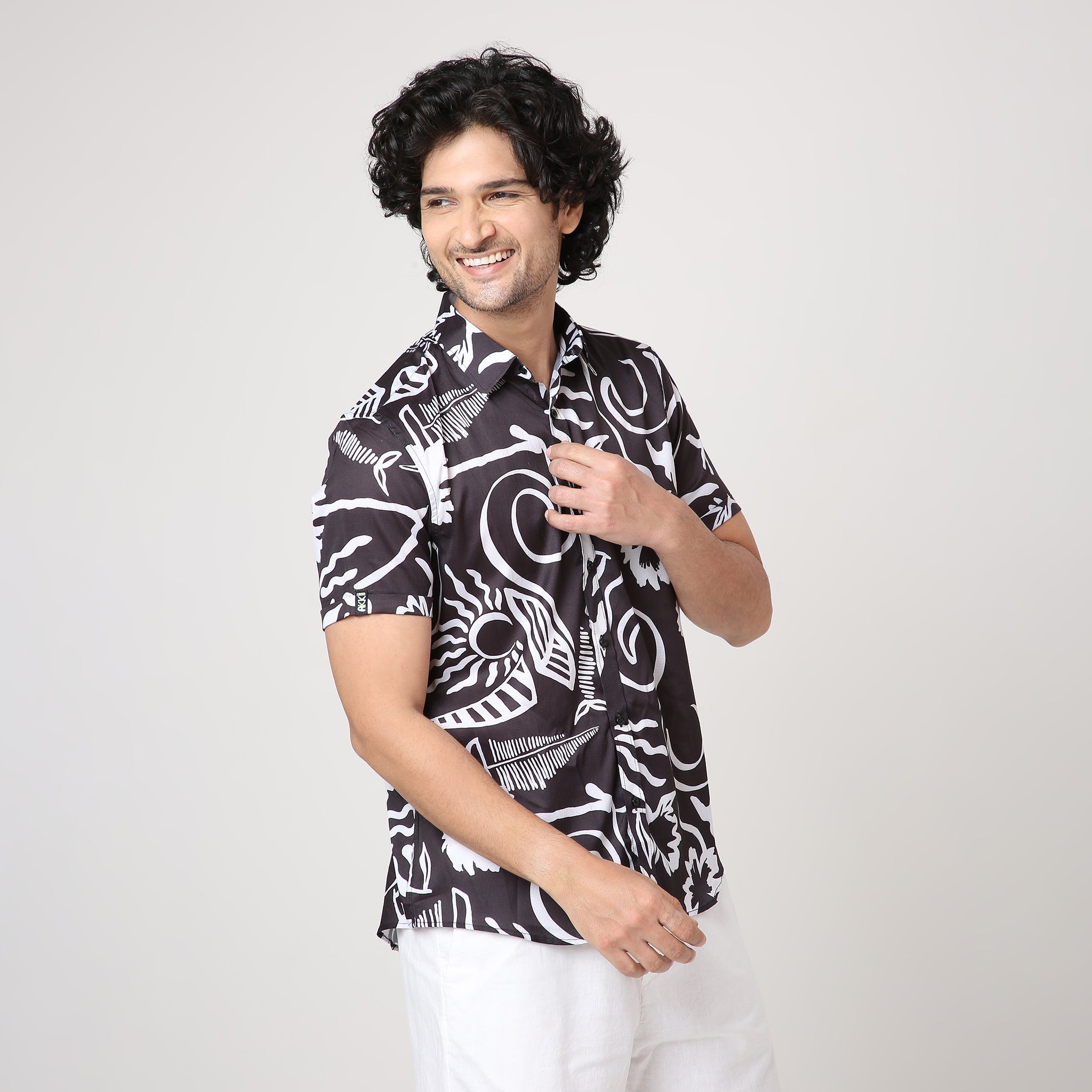BLACK AND WHITE ABSTRACT PRINT SHIRT