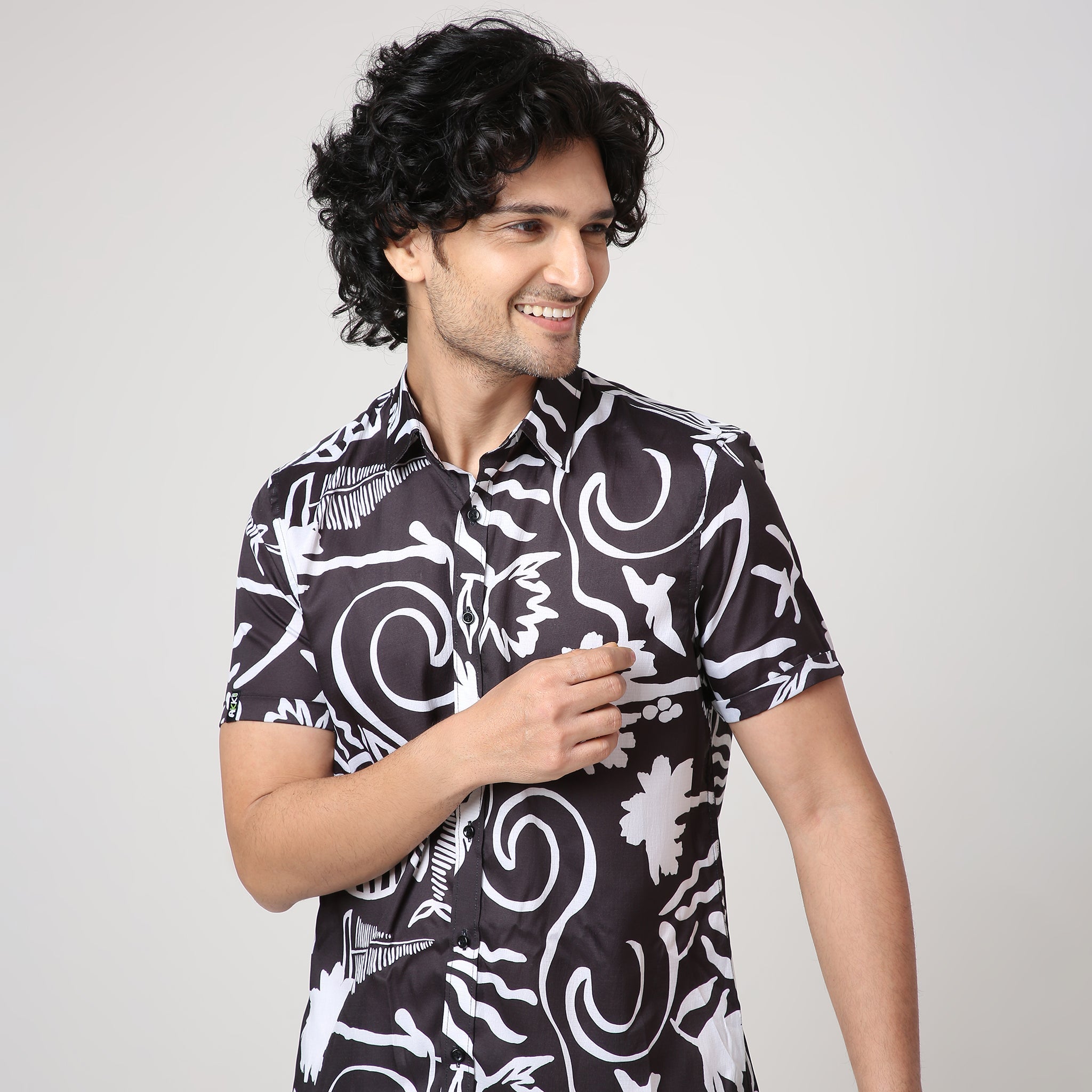 BLACK AND WHITE ABSTRACT PRINT SHIRT