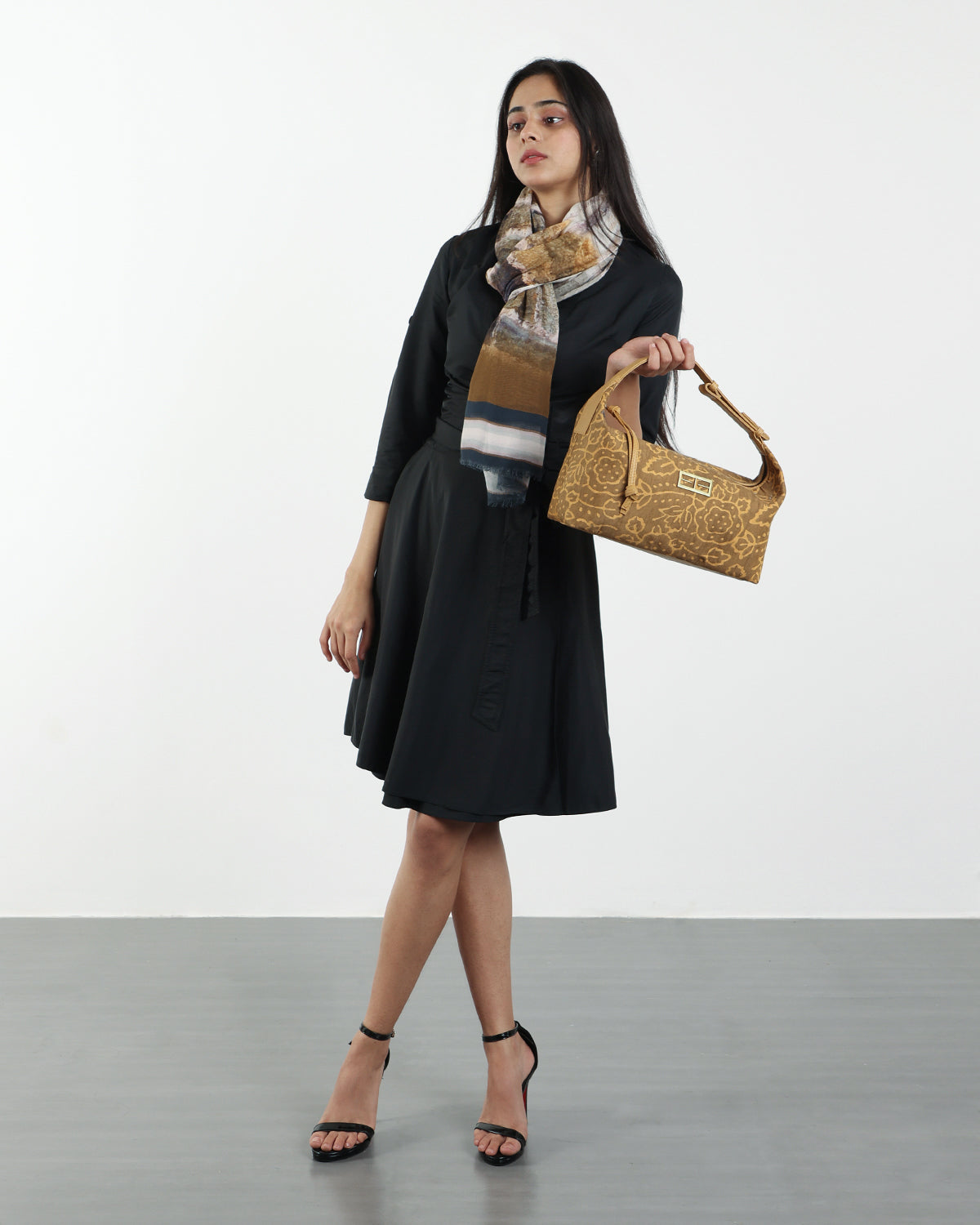 AMBER ROSETTE HAND BAG