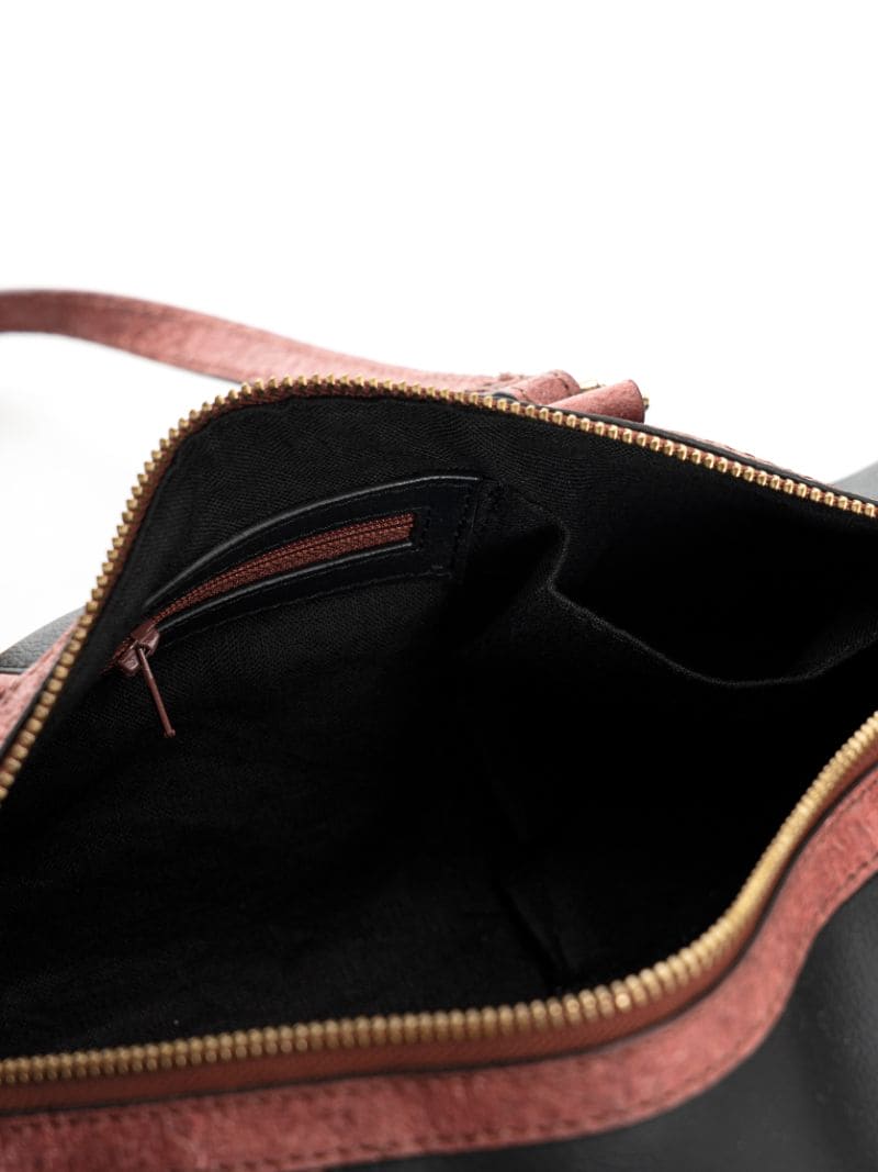 Salacia - Black & Madder Red